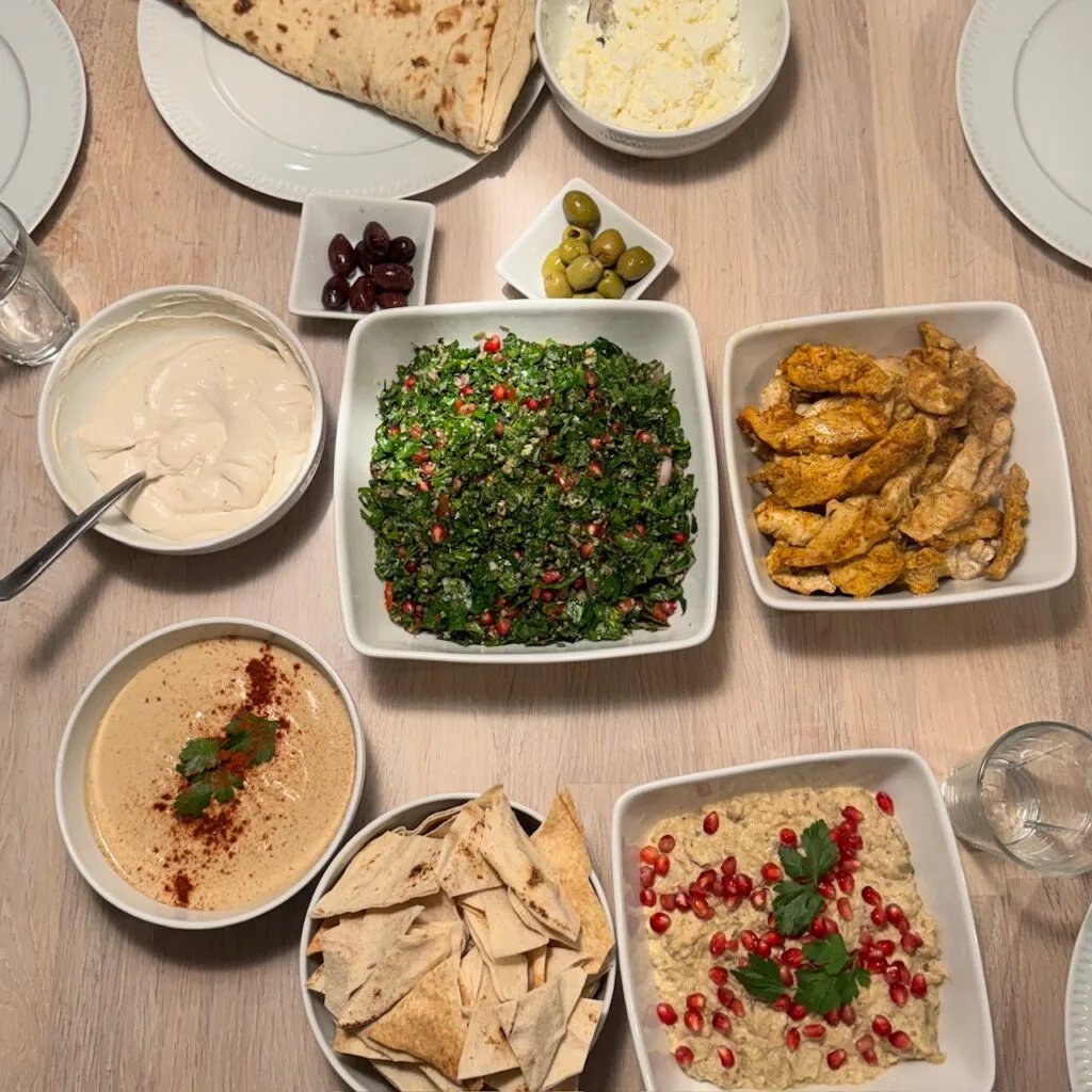 Mezze / meze med Baba Ganoush / Moutabal, tabbouleh, hummus, tahiniyoghurt, oliven, marinert kylling.