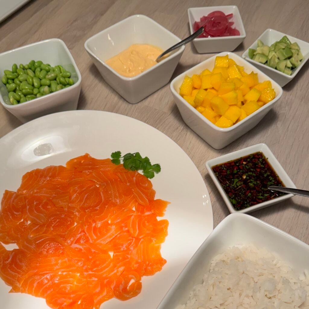 Poke Bowl - Chef Yatzy Poke Bowl med laks, mango, avokado, edamame, ponzusaus og chilimajo
