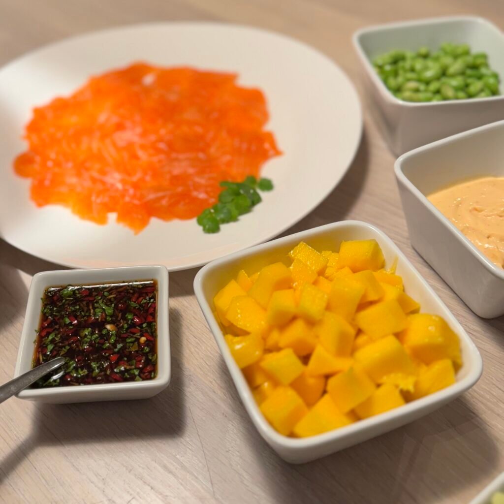 Poke Bowl - Chef Yatzy Poke Bowl med laks, mango, avokado, edamame, ponzusaus og chilimajo